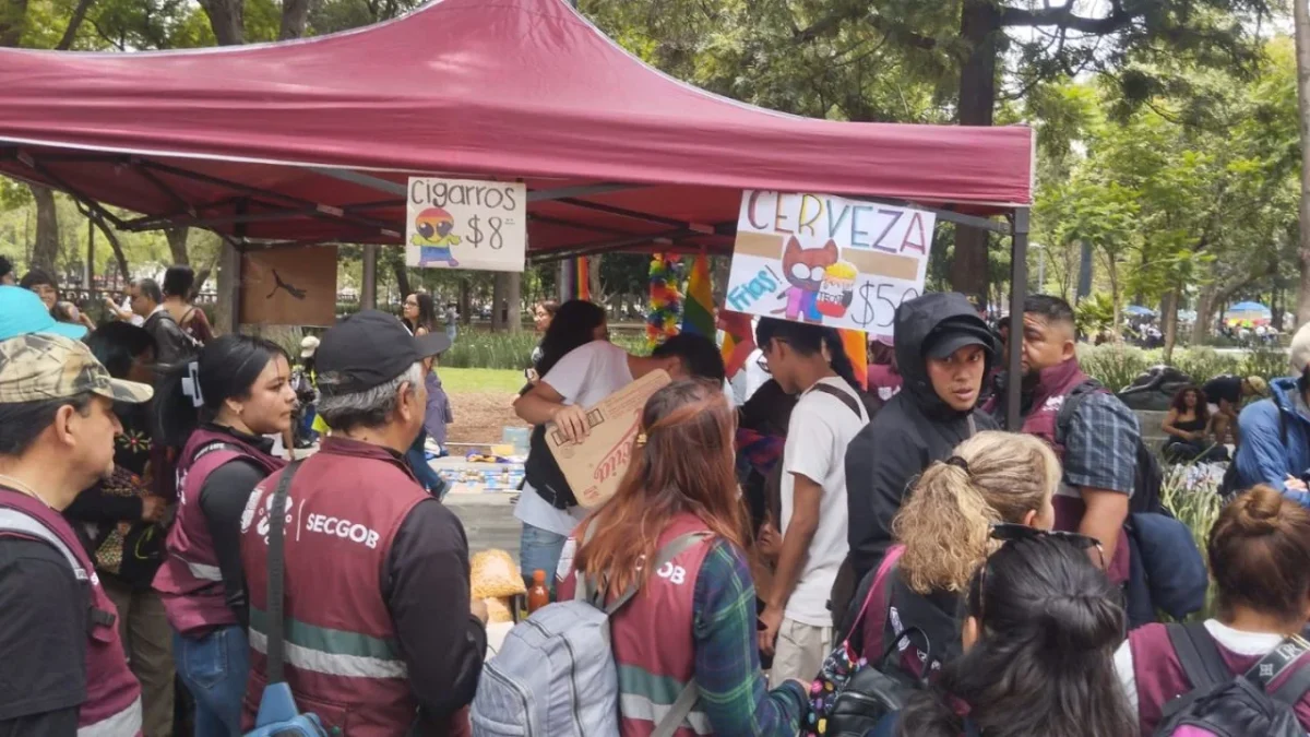 Durante el recorrido de la Marcha del Orgullo 2025, el gobierno de CDMX retiró a vendedores de bebidas alcohólicas de la vía pública.