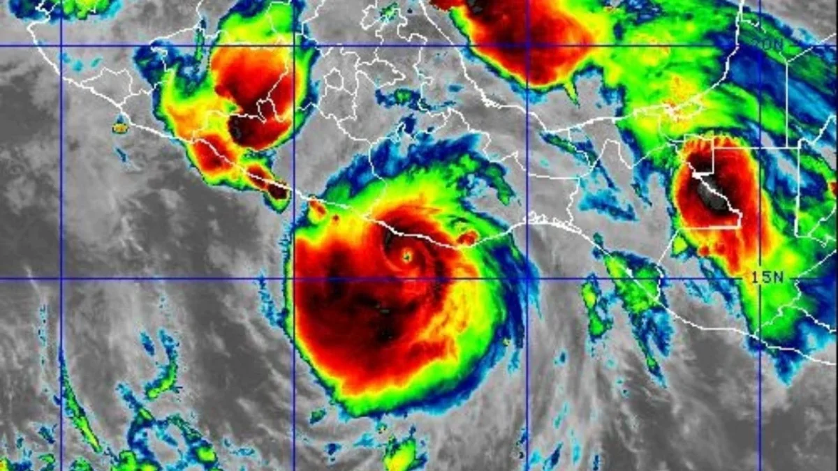 Huracán Erick se intensifica y ya es categoría 4 previo a su impacto en Guerrero y Oaxaca.