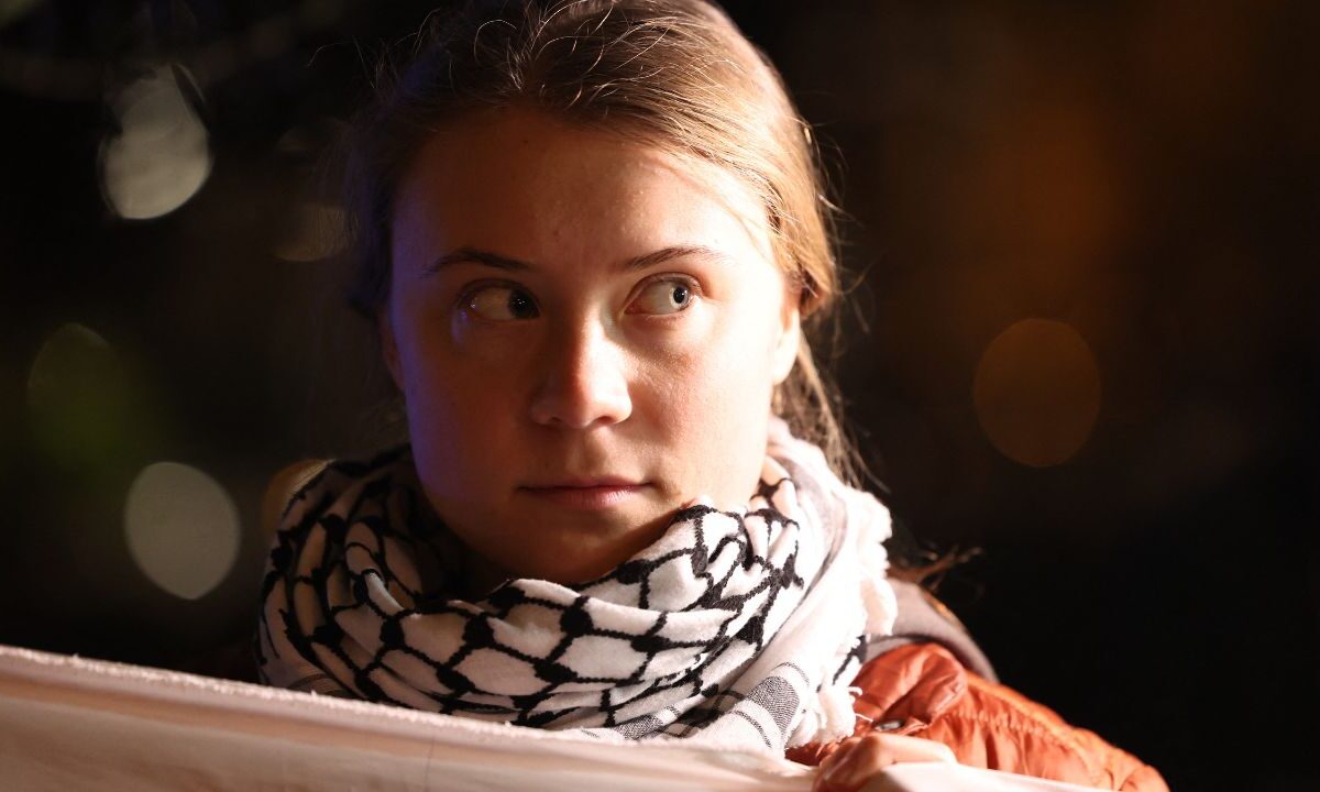 Thunberg y otros activistas zarparon hacia la Franja, en un barco destinado a "romper el asedio de Israel"