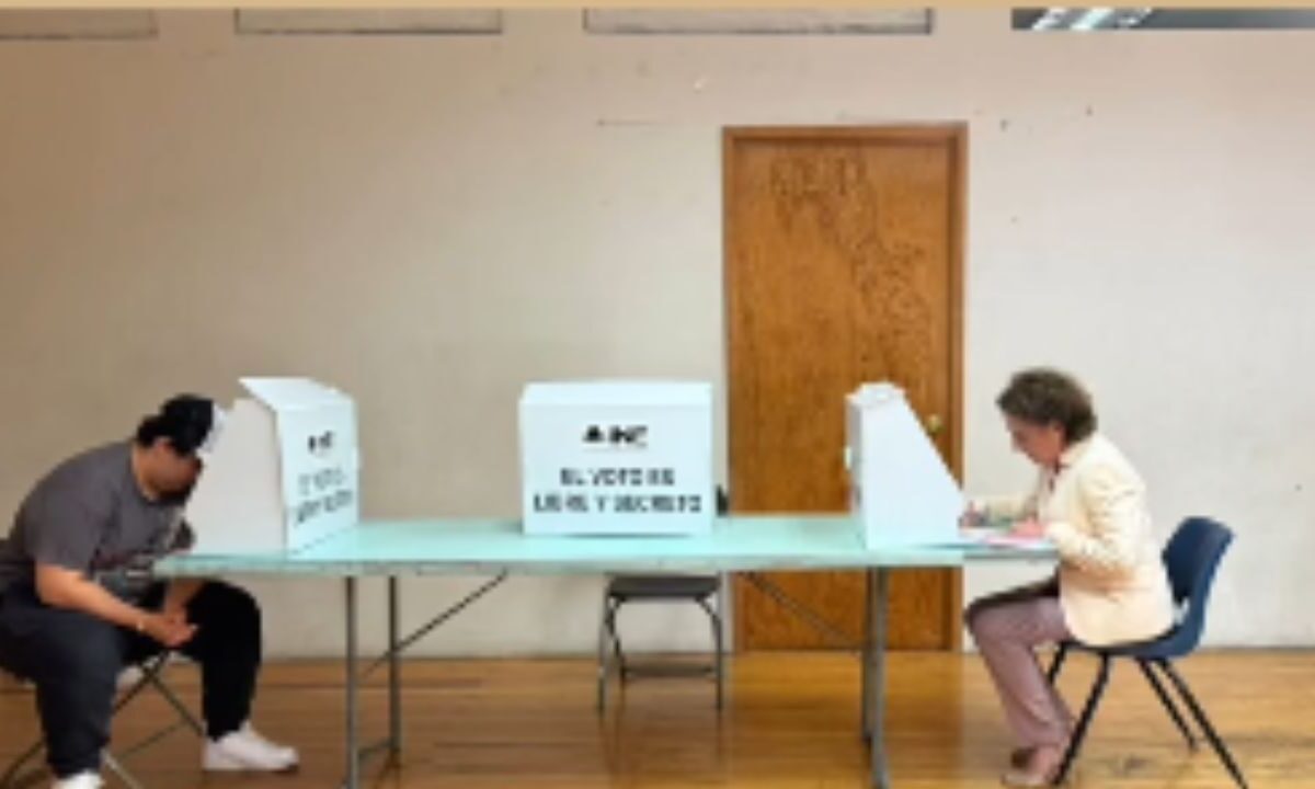 Hijo menor de AMLO vota por primera vez en la elección judicial