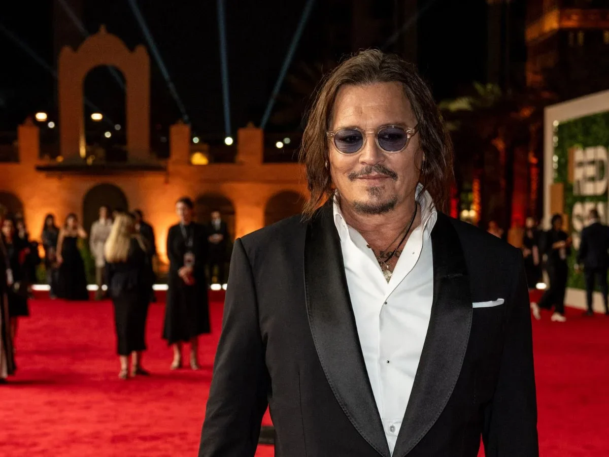 En 2016, Johnny Depp sufrió acusaciones como parte del movimiento #MeToo y en 2018 presentó una demanda contra el diario británico The Sun.