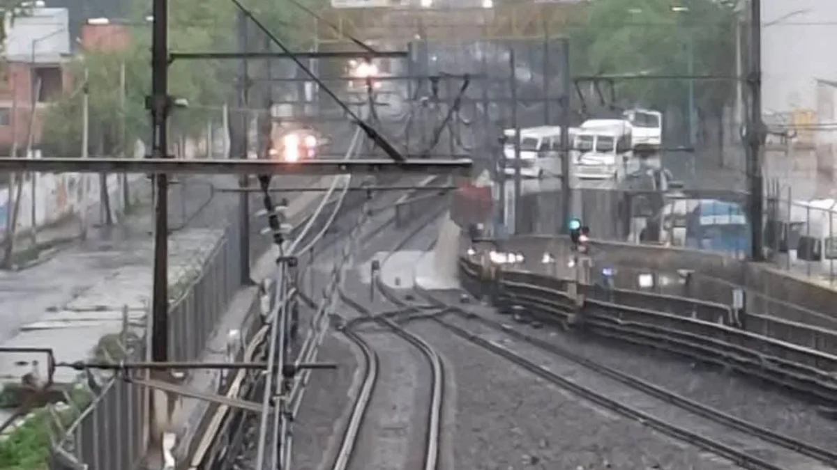 Lluvia interrumpe servicio en Línea A e inunda acceso de Metro Hangares.