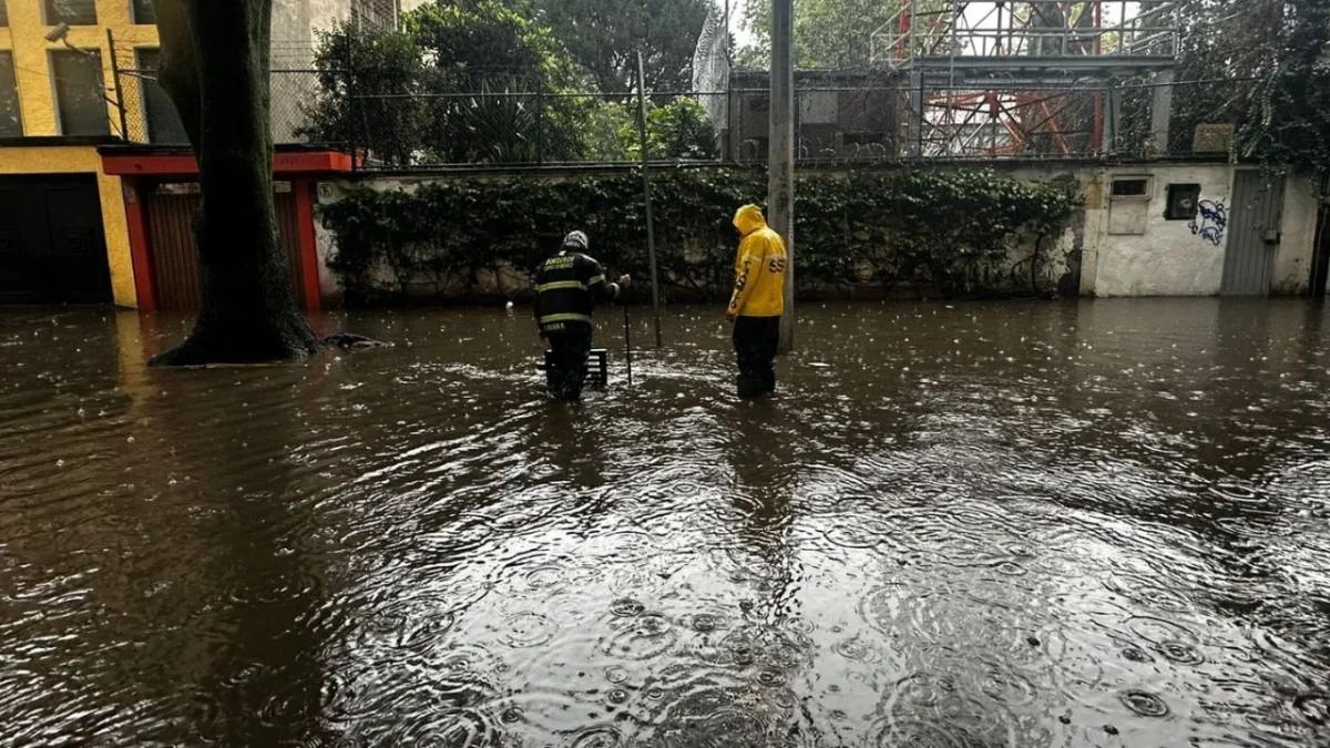 Como parte del operativo Tlaloque 2025, elementos de la SSC realizaron labores de limpieza y destape de coladeras tras fuertes lluvias en CDMX.