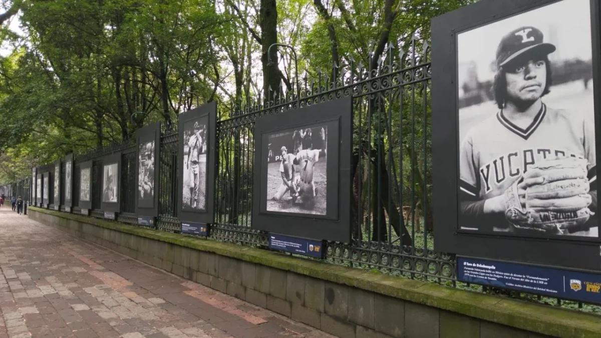 Como parte de los festejos por sus 100 años de historia, la LMB presentó una exposición fotográfica en el enrejado del Bosque de Chapultepec.