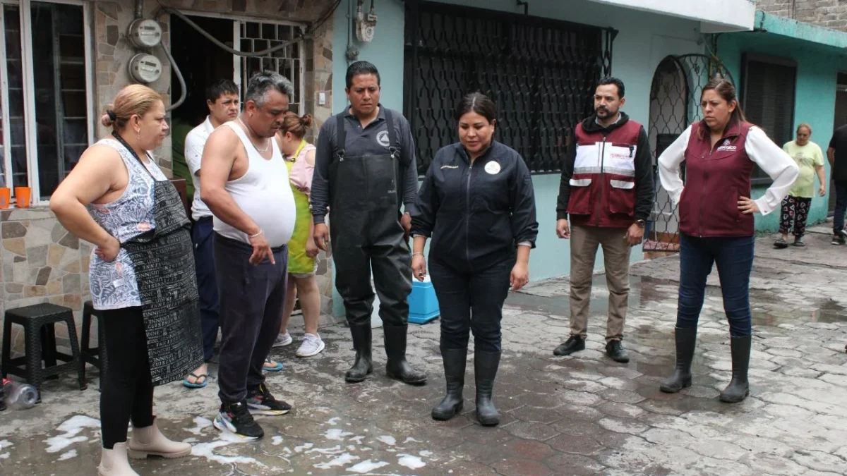 La alcaldesa de Iztacalco, Lourdes Paz, recorrió las zonas afectadas en la demarcación a su cargo luego de las lluvias torrenciales registradas durante el domingo y madrugada del lunes; de sumó a las atenciones.