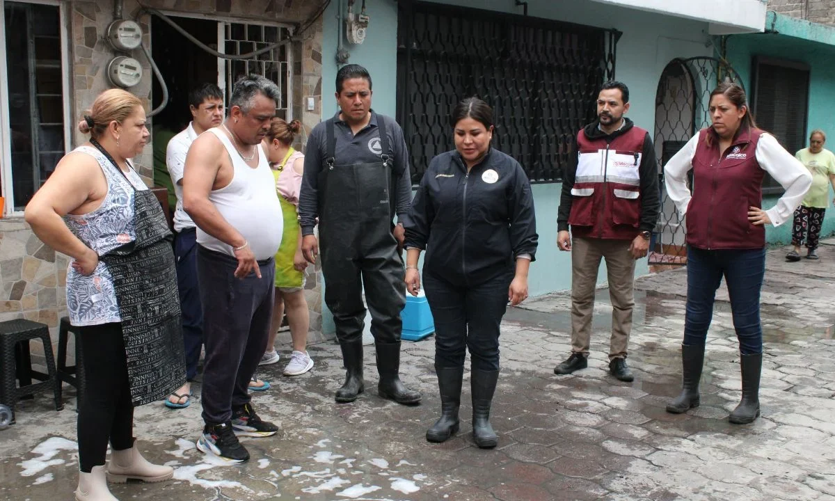 La alcaldesa de Iztacalco, Lourdes Paz, recorrió las zonas afectadas en la demarcación a su cargo luego de las lluvias torrenciales registradas durante el domingo y madrugada del lunes; de sumó a las atenciones.