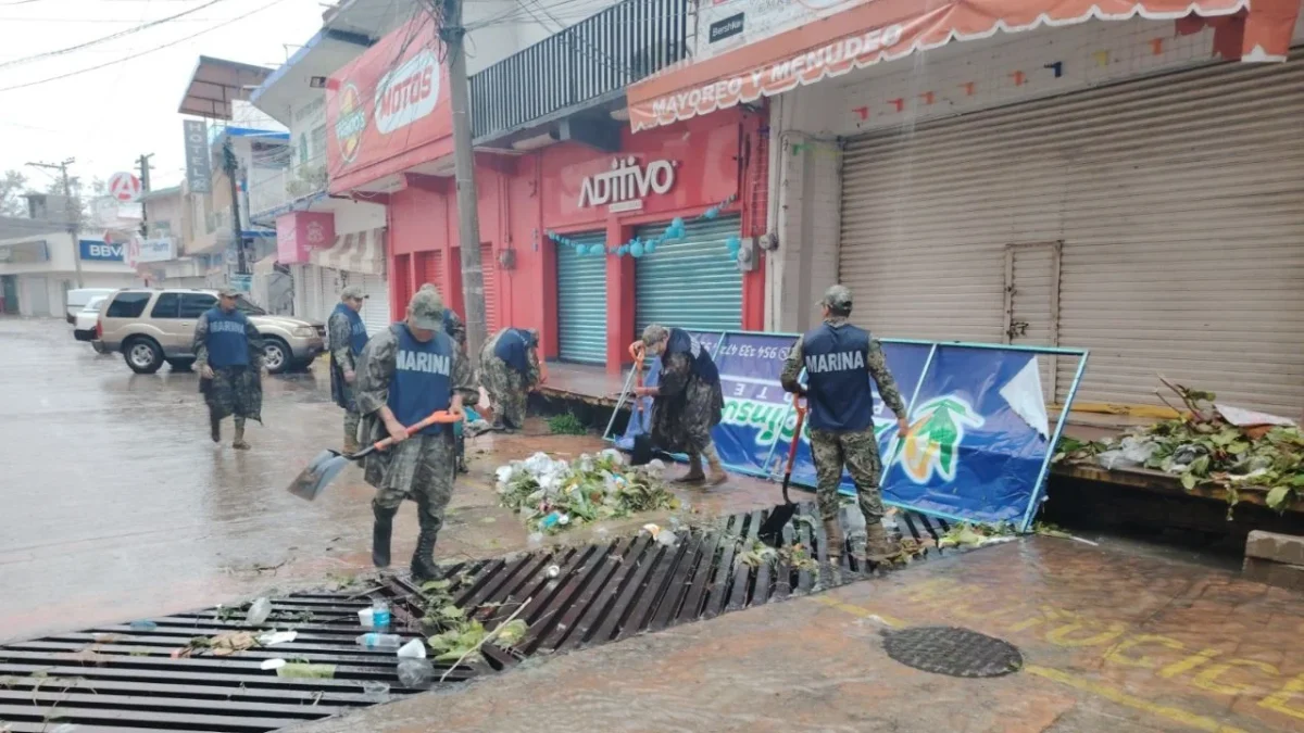 Tras el paso del huracán Erick en Oaxaca, la Armada de México aplica el Plan Marina en Pinotepa Nacional, Huatulco y Puerto Escondido.
