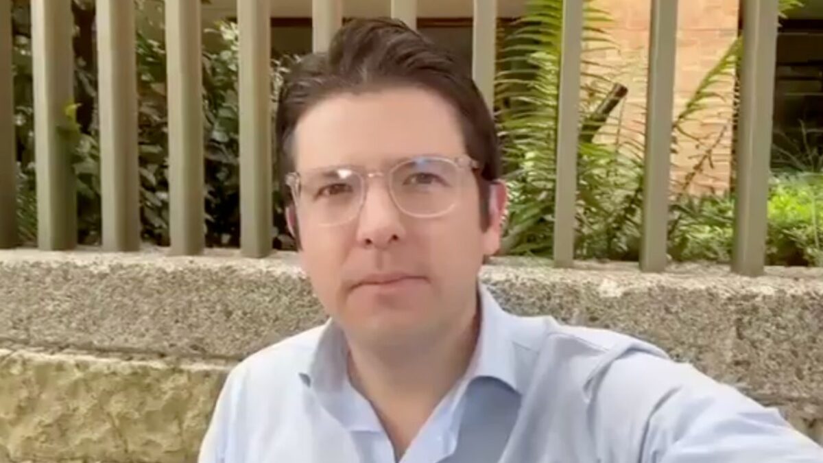 La Fiscalía de Colombia informó que tras el atentado contra Miguel Uribe, detuvieron en el lugar a un menor de 15 años con una pistola 9 mm.