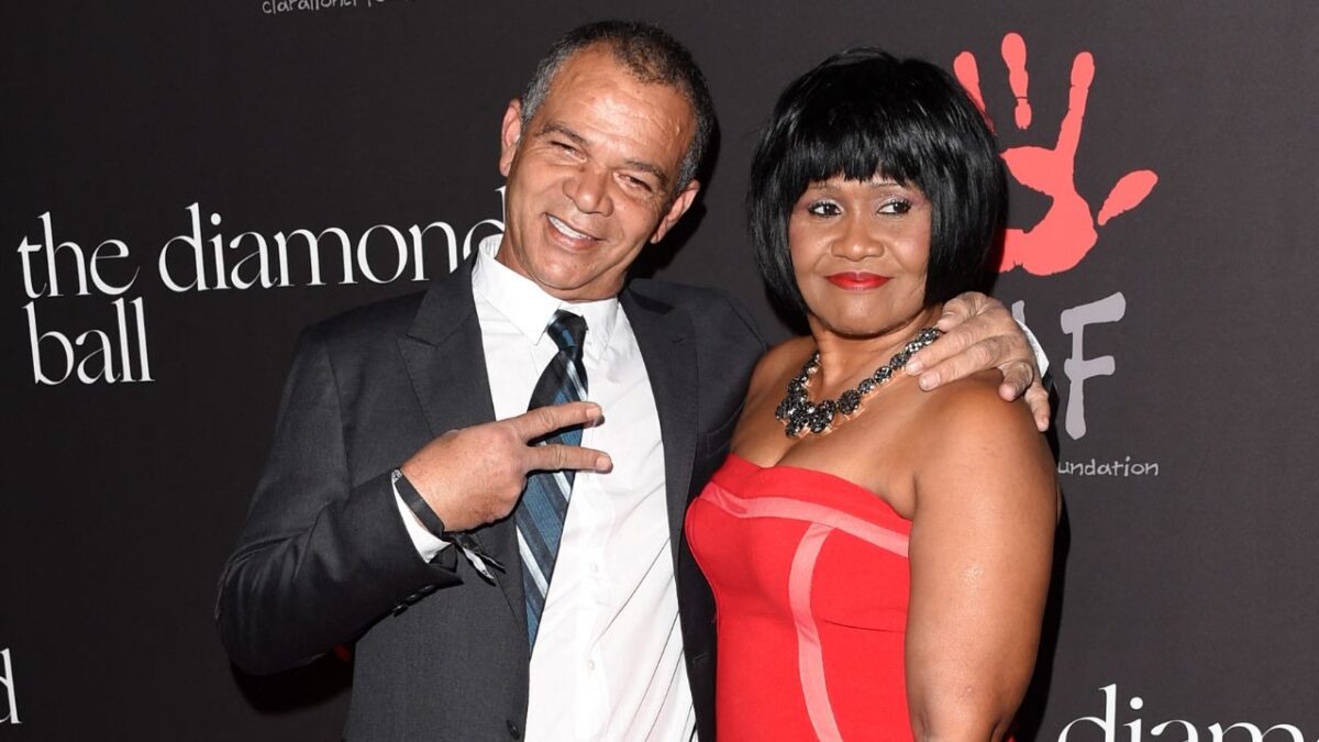 El papá de la cantante Rihanna, Ronald Fenty murió a los 70 años debido a una enfermedad la cual no fue revelada.