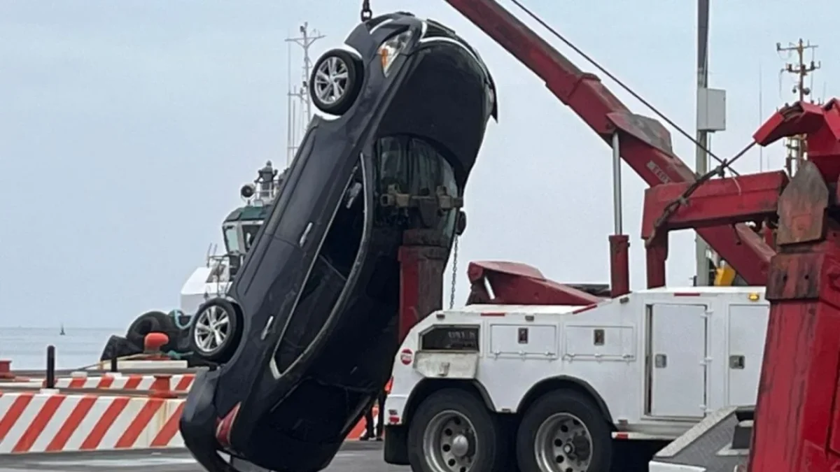Dos personas muertas fue el saldo del accidente registrado la madrugada de este lunes en el malecón de Veracruz, donde un vehículo, al parecer con placas de Tamaulipas, cayó al agua.