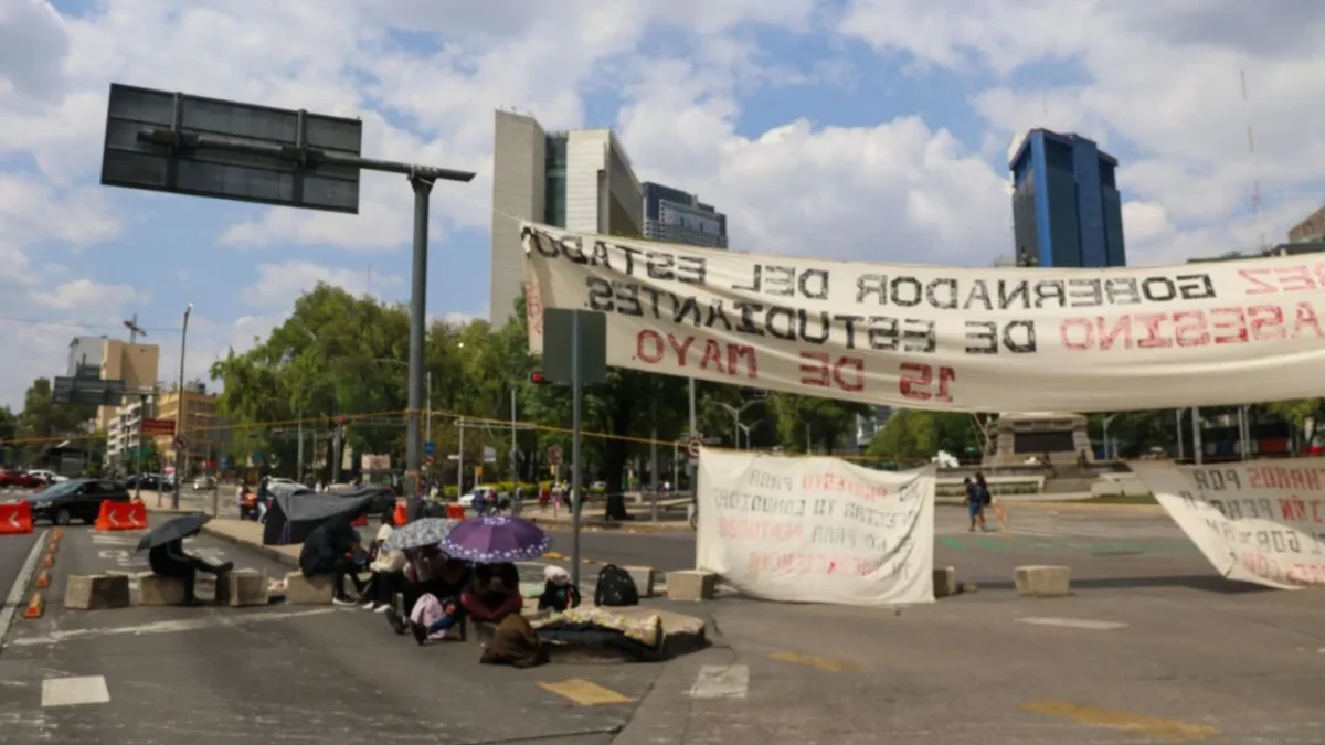 Tras cuatro días y obtener diálogo con autoridades, estudiantes normalistas de Chiapas levantaron el plantón sobre Reforma e Insurgentes.