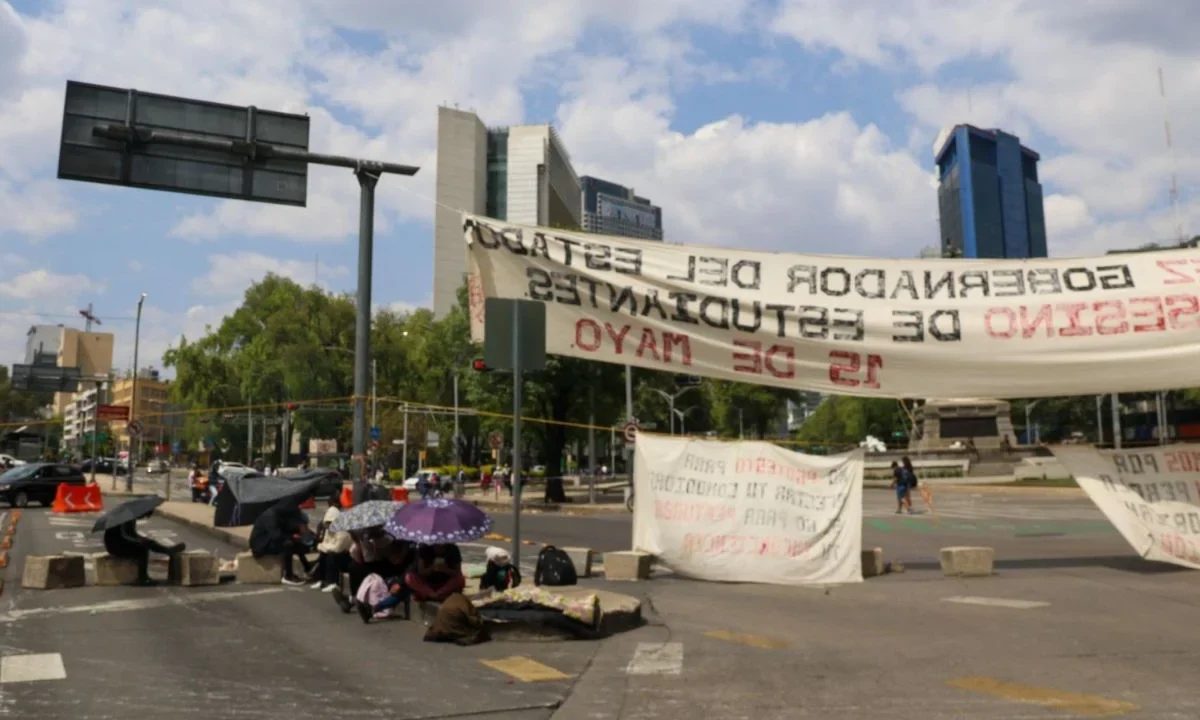 Tras cuatro días y obtener diálogo con autoridades, estudiantes normalistas de Chiapas levantaron el plantón sobre Reforma e Insurgentes.