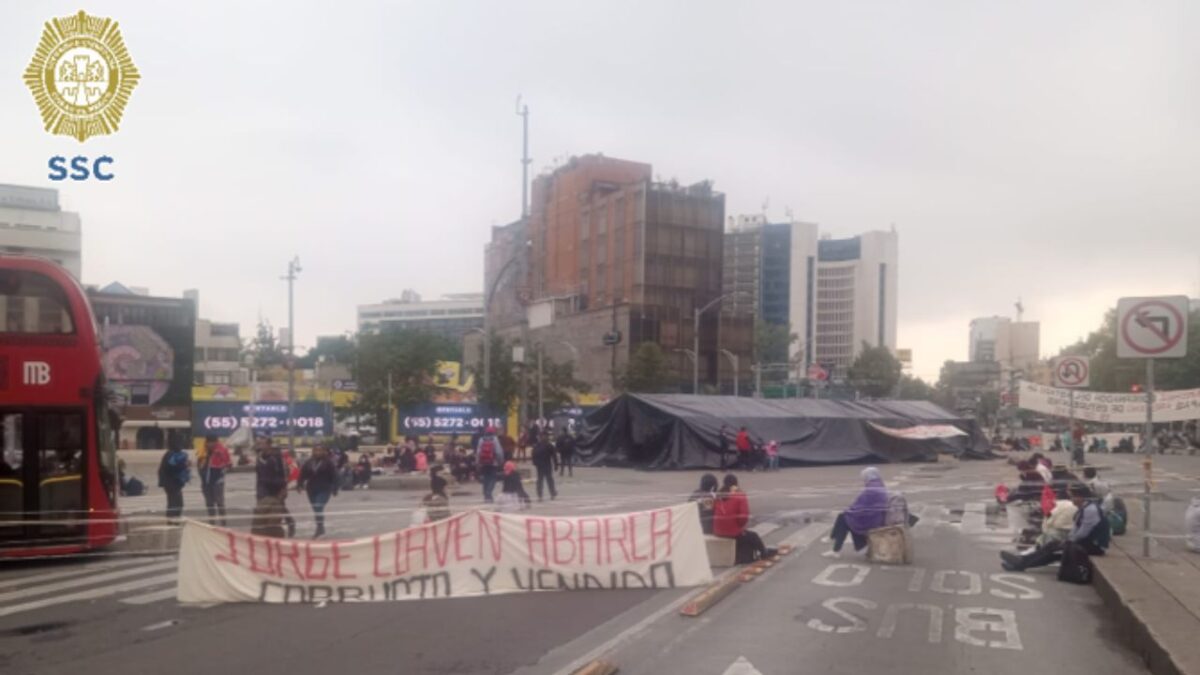 Normalistas de Chiapas mantienen bloqueo en Reforma