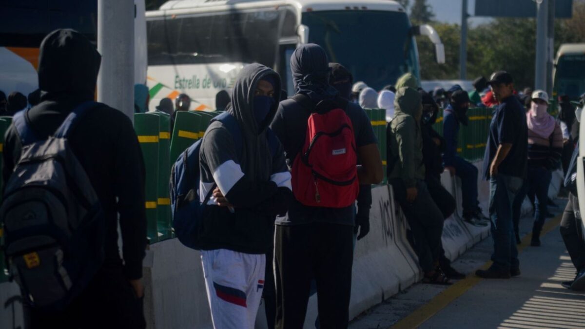 Normalistas de Ayotzinapa se apoderaron de autobuses en Chilpancingo.