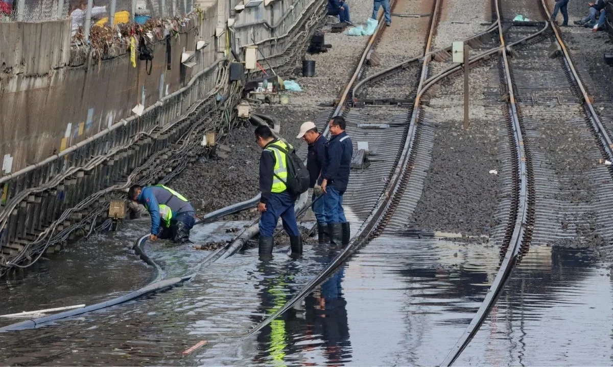 Vías de la Línea A del Metro, afectadas por fuertes lluvias.