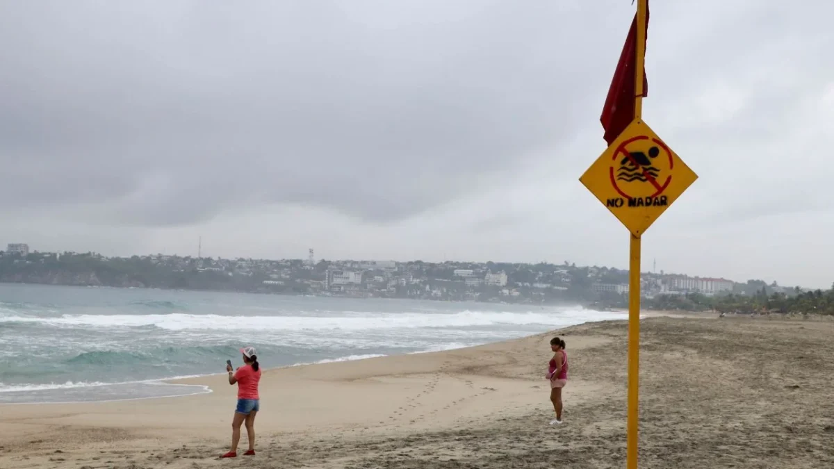 Desde anoche las lluvias estrepitosas afectan a ambas entidades traidas por Erick; esta tarde podría perder fuerza.
