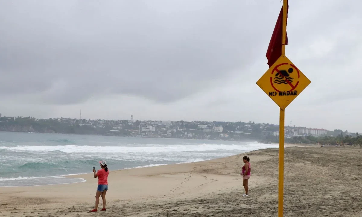Desde anoche las lluvias estrepitosas afectan a ambas entidades traidas por Erick; esta tarde podría perder fuerza.