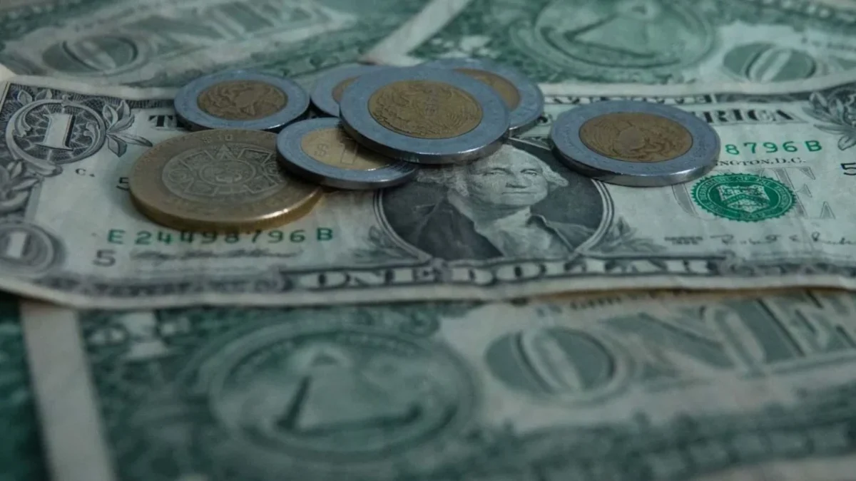 El peso cerró la sesión con una apreciación de 0.28% o 5.3 centavos, cotizando alrededor de 18.87 pesos por dólar.