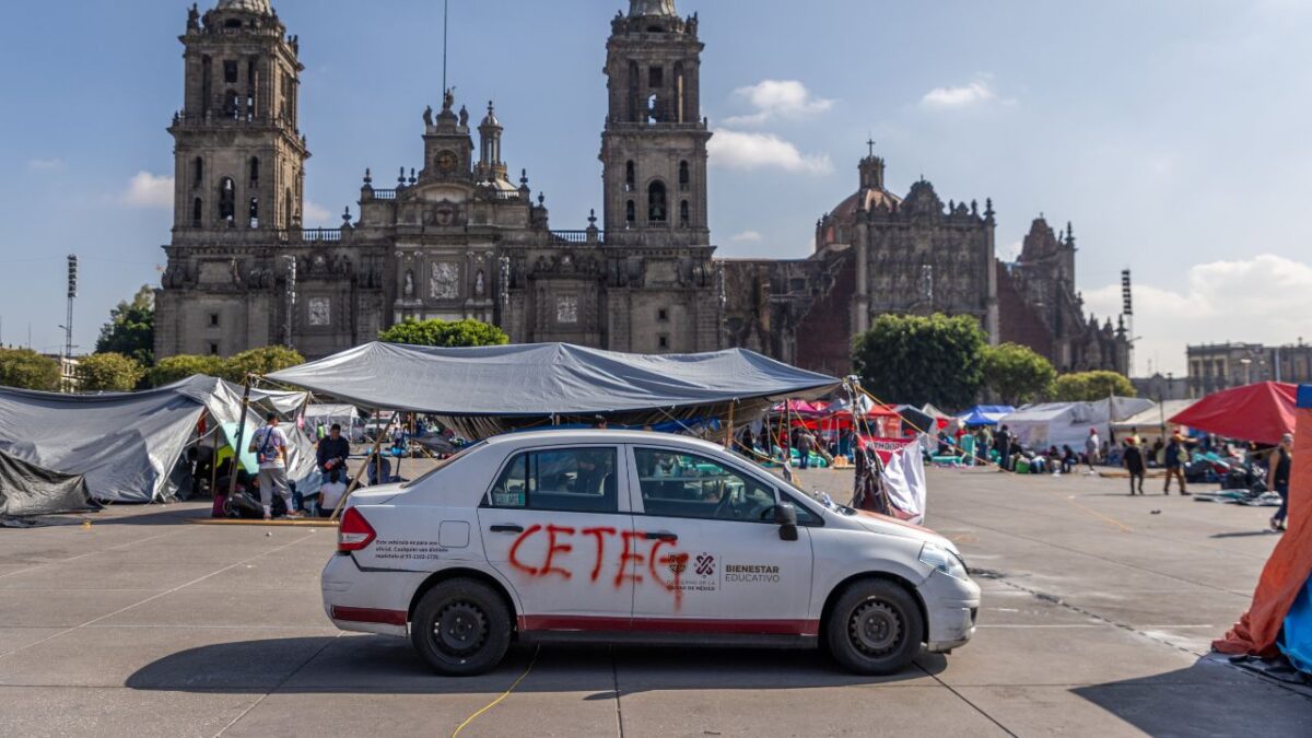 Los profesores se retiraron el fin de semana; el Zócalo luce despejado, pero las afectaciones siguen para los comercios.