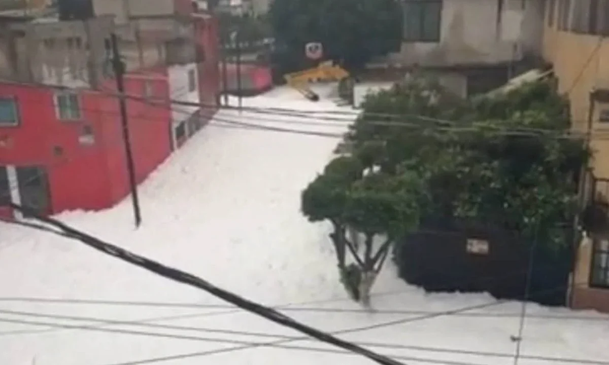 Brigadas del Grupo Tláloc y de Protección Civil del Estado de México realizaron trabajos de desazolve en la colonia San Rafael Chamapa, en Naucalpan.