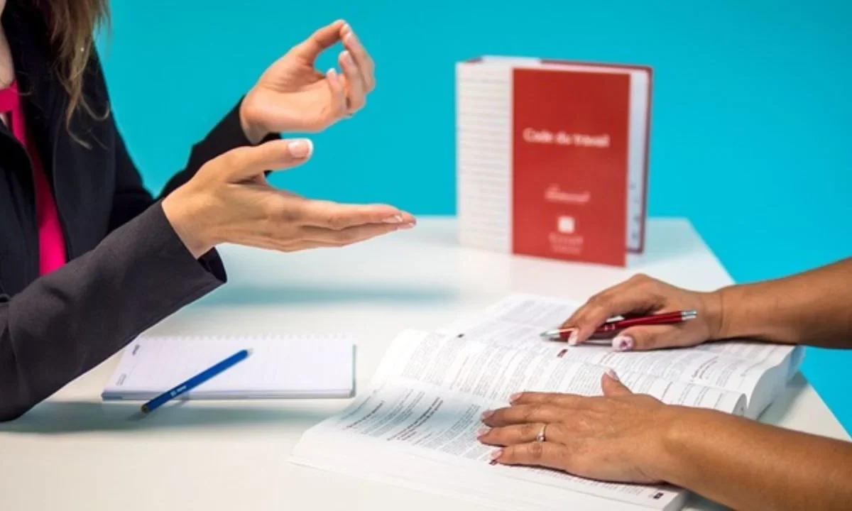 ¡La ley está de tu lado! Conoce qué sí y qué no pueden hacer los despachos de cobranza para evitar abusos en caso de tener una deuda.