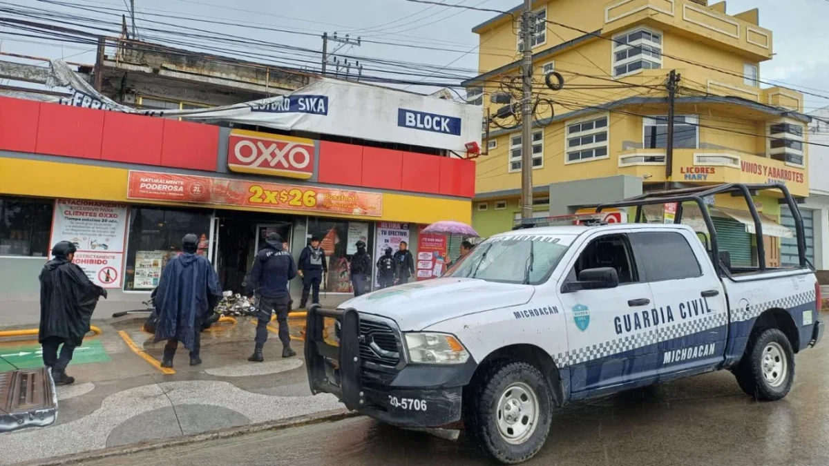 Tras los bloqueos y escalada de violencia en Zitácuaro y Tuxpan, Michoacán, autoridades municipales habilitaron albergues para foráneos.