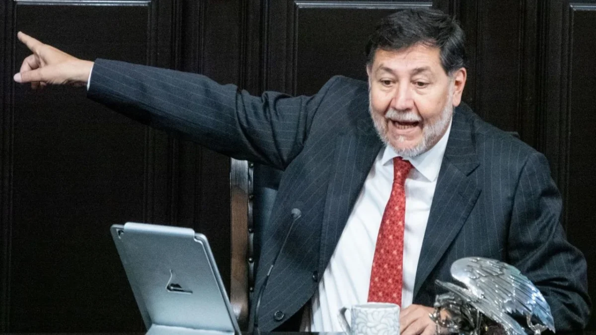 Noroña estuvo en el centro de la polémica debido a que se le criticó por, presuntamente viajar a Francia en clase Ejecutiva