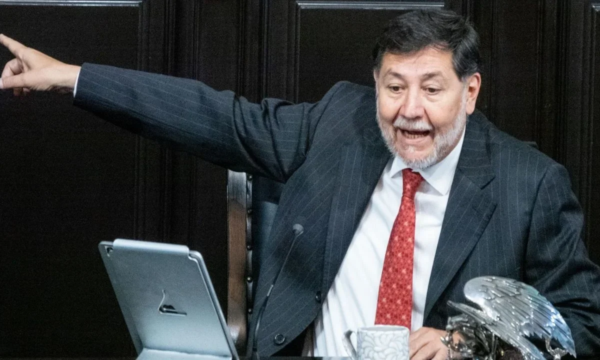 Noroña estuvo en el centro de la polémica debido a que se le criticó por, presuntamente viajar a Francia en clase Ejecutiva