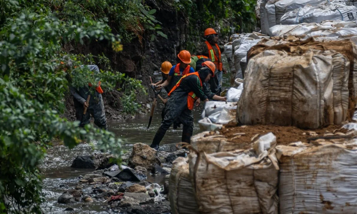 Personal de la alcaldía, con apoyo de maquinaria, arrastró los desechos acumulados; sin embargo, el desazolve continúa, ya que aún se aprecia gran cantidad de basura.