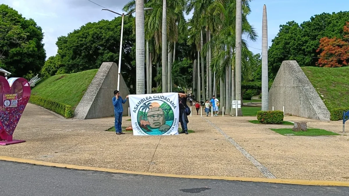 Activistas rodean el parque museo La Venta en defensa del legado cultural y natural, rechazando el nuevo Museo Olmeca.