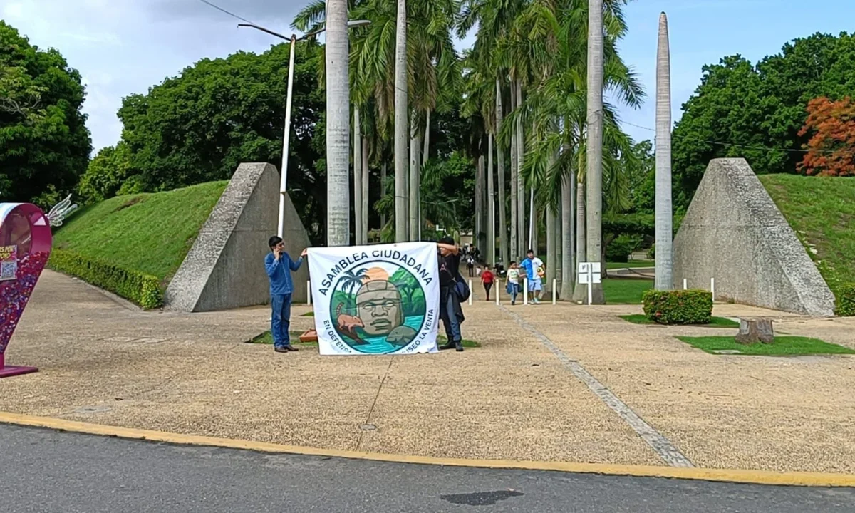 Activistas rodean el parque museo La Venta en defensa del legado cultural y natural, rechazando el nuevo Museo Olmeca.