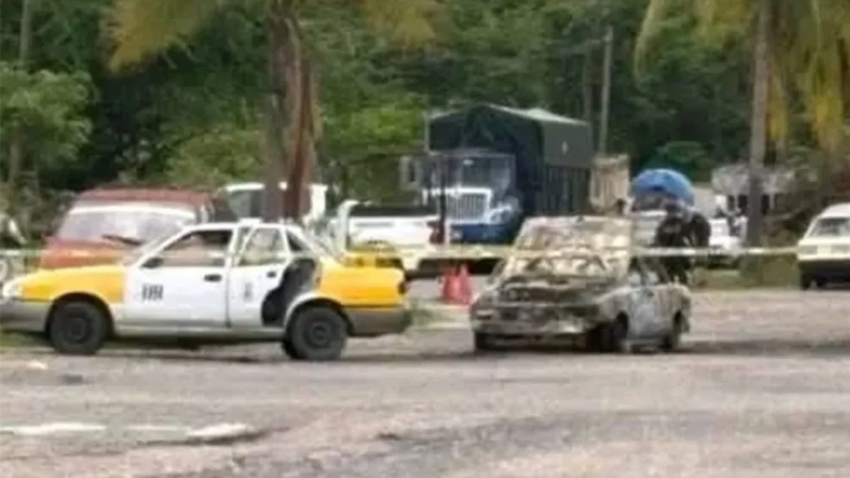 Queman 2 taxis que cubrían el servicio de El Treinta, en el Puerto de Acapulco.