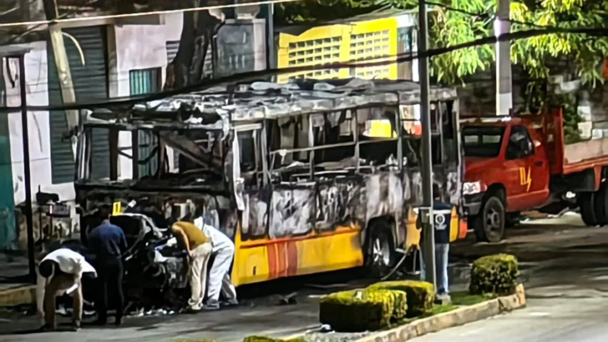 La unidad del transporte público fue incendiada en la colonia La Laja, del puerto.