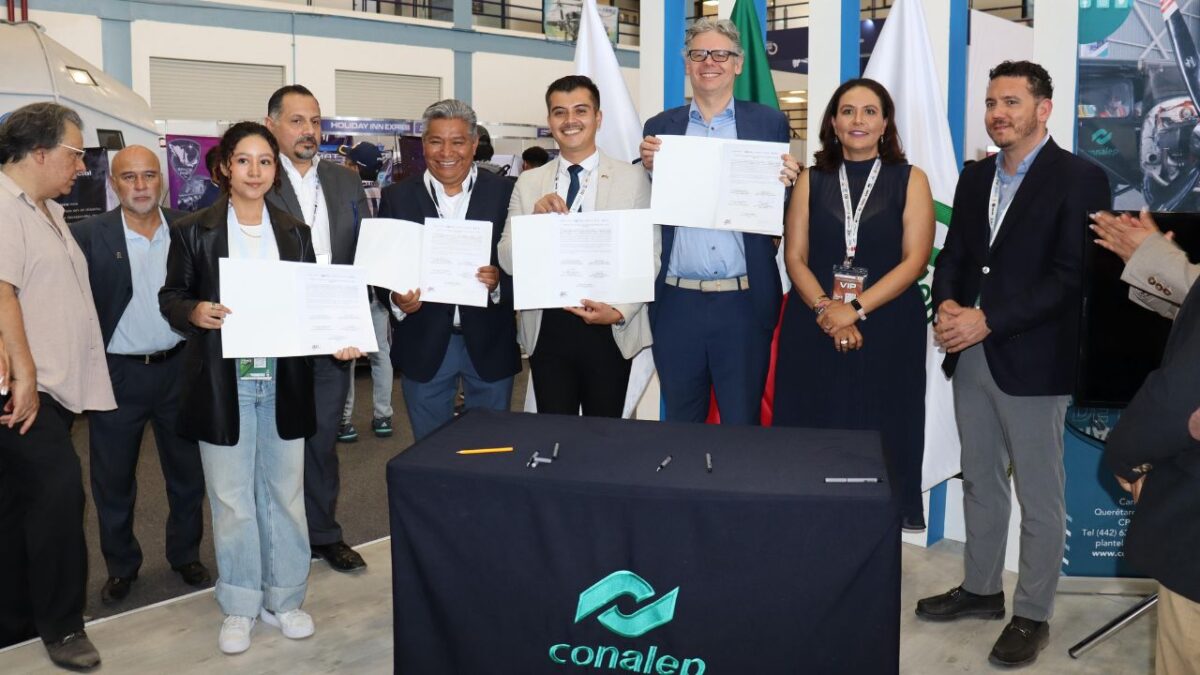 Luego de la destacada participación que tuvieron las y los estudiantes de tres planteles en la pasada Feria Aeroespacial México 2025 (FAMEX), el secretario de Educación Pública, Mario Delgado Carrillo, reconoció la excelencia académica e innovación del Colegio Nacional de Educación Profesional Técnica (Conalep).