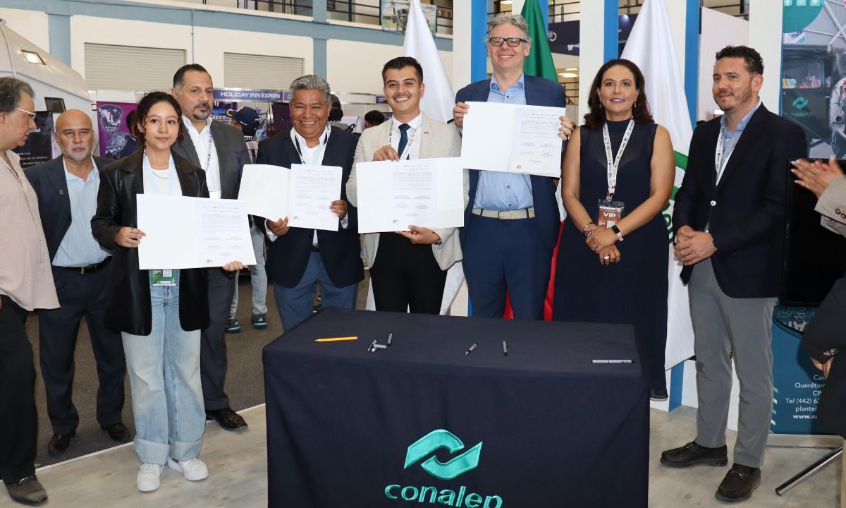 Luego de la destacada participación que tuvieron las y los estudiantes de tres planteles en la pasada Feria Aeroespacial México 2025 (FAMEX), el secretario de Educación Pública, Mario Delgado Carrillo, reconoció la excelencia académica e innovación del Colegio Nacional de Educación Profesional Técnica (Conalep).