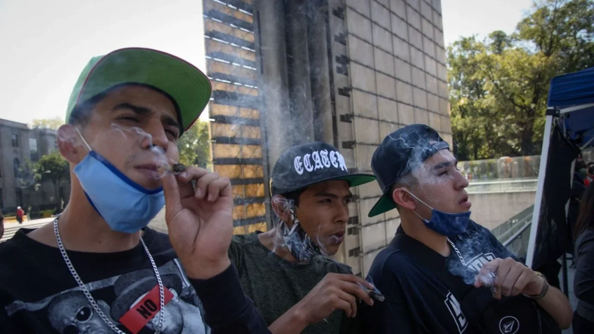 Autoridades capitalinas recuperan la Estela de Luz de consumo de cannabis.