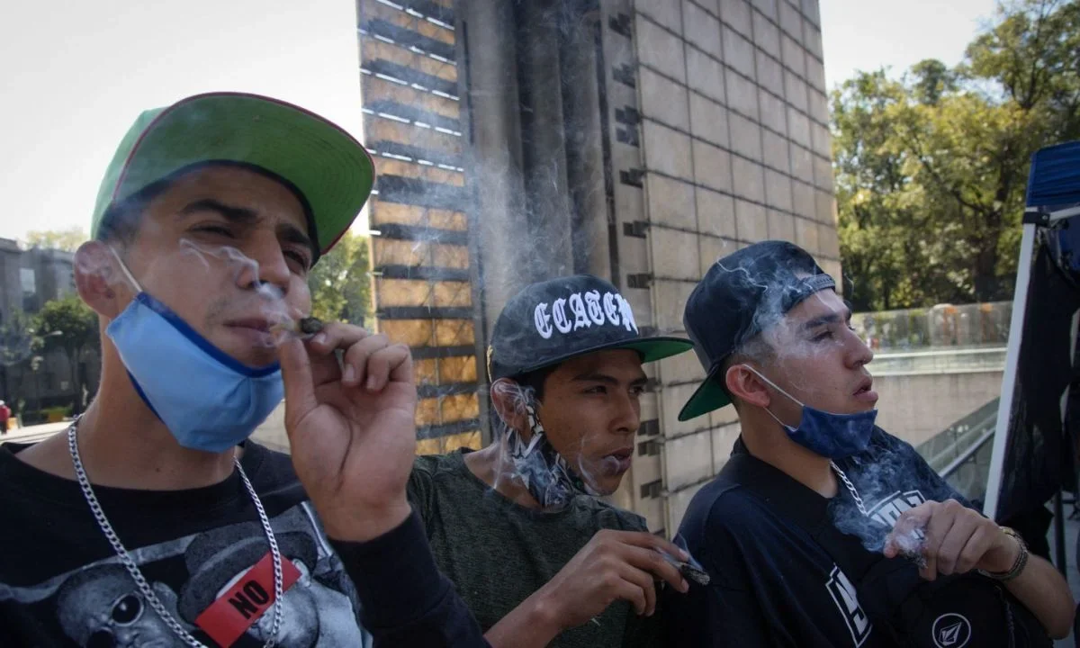 Autoridades capitalinas recuperan la Estela de Luz de consumo de cannabis.