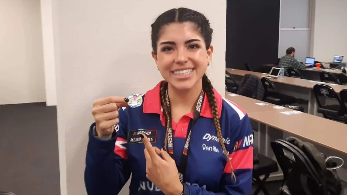 La piloto mexicana, Regina Sirvent, disfruta del Nascar Mexico City Weekend.