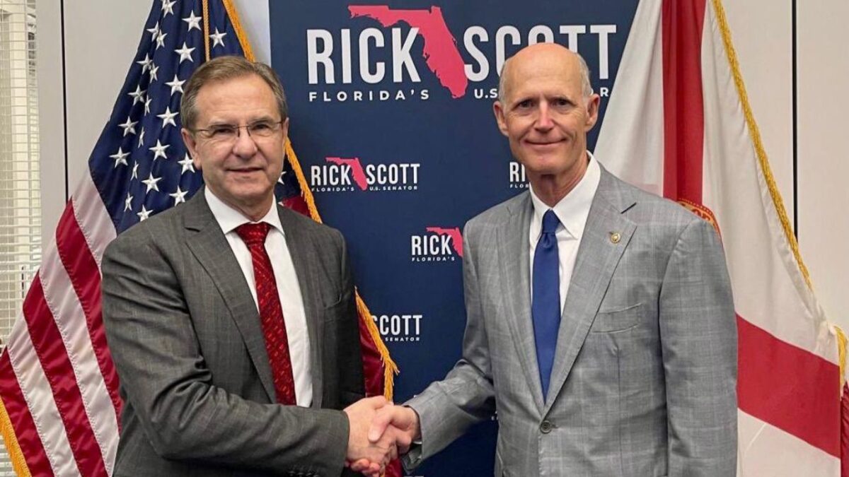 Las remesas que mandan los migrantes a sus familias no deben verse como pérdida de recursos para EU. Así lo señaló Esteban Moctezuma Barragán, embajador de México en EU tras su encuentro con el líder de los senadores republicanos, Rick Scott.