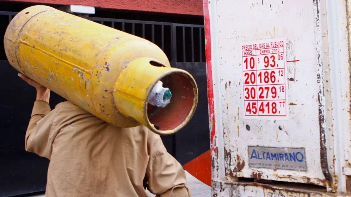Repartidores de gas LP en México por calles de la capital del país.