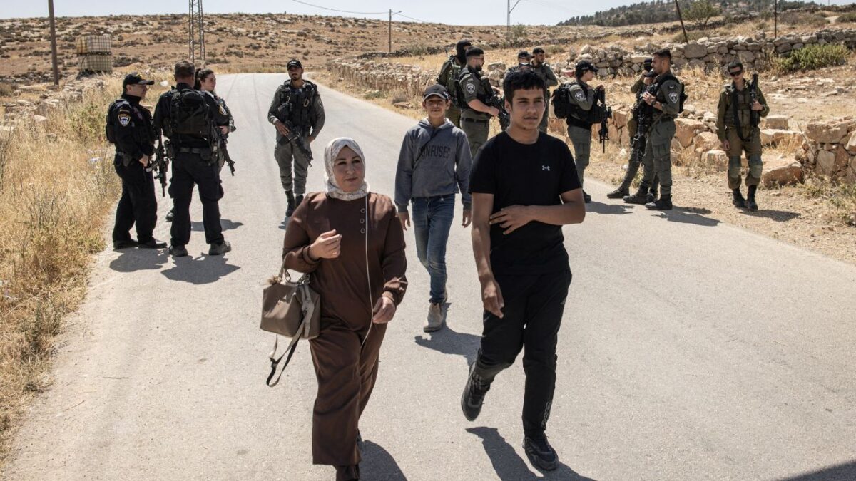 Soldados israelíes impidieron ayer a periodistas de diversos medios internacionales entrar al pueblo del director palestino Basel Adra