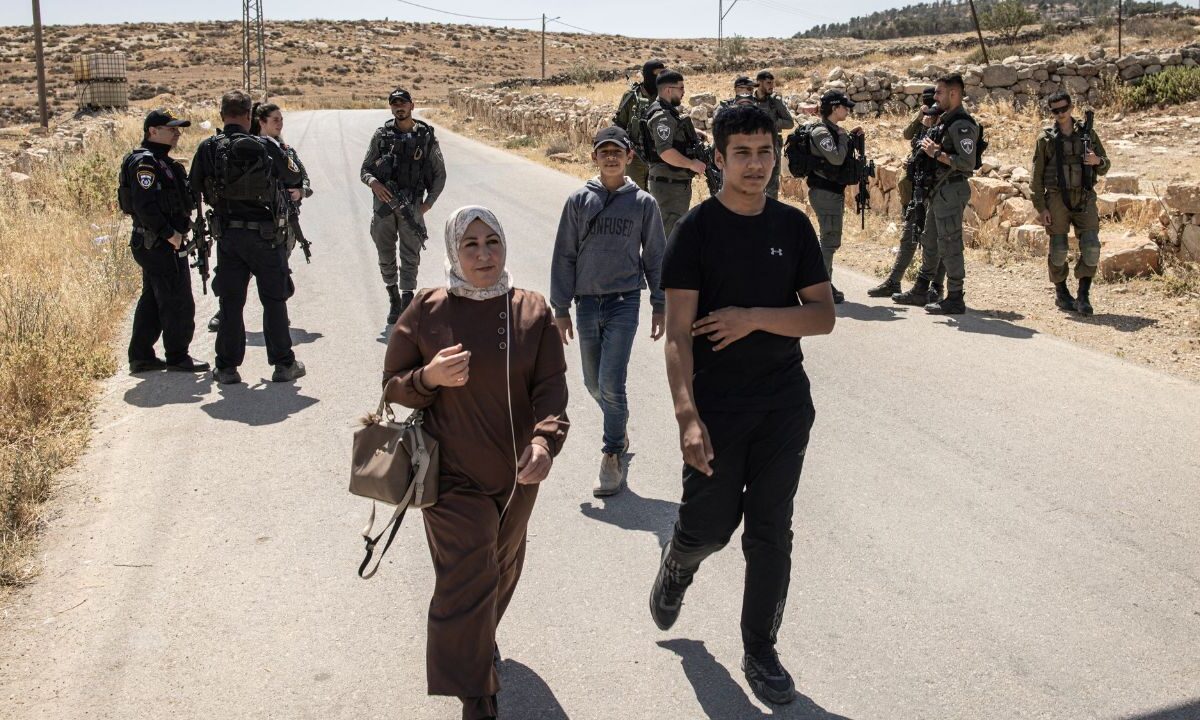 Soldados israelíes impidieron ayer a periodistas de diversos medios internacionales entrar al pueblo del director palestino Basel Adra
