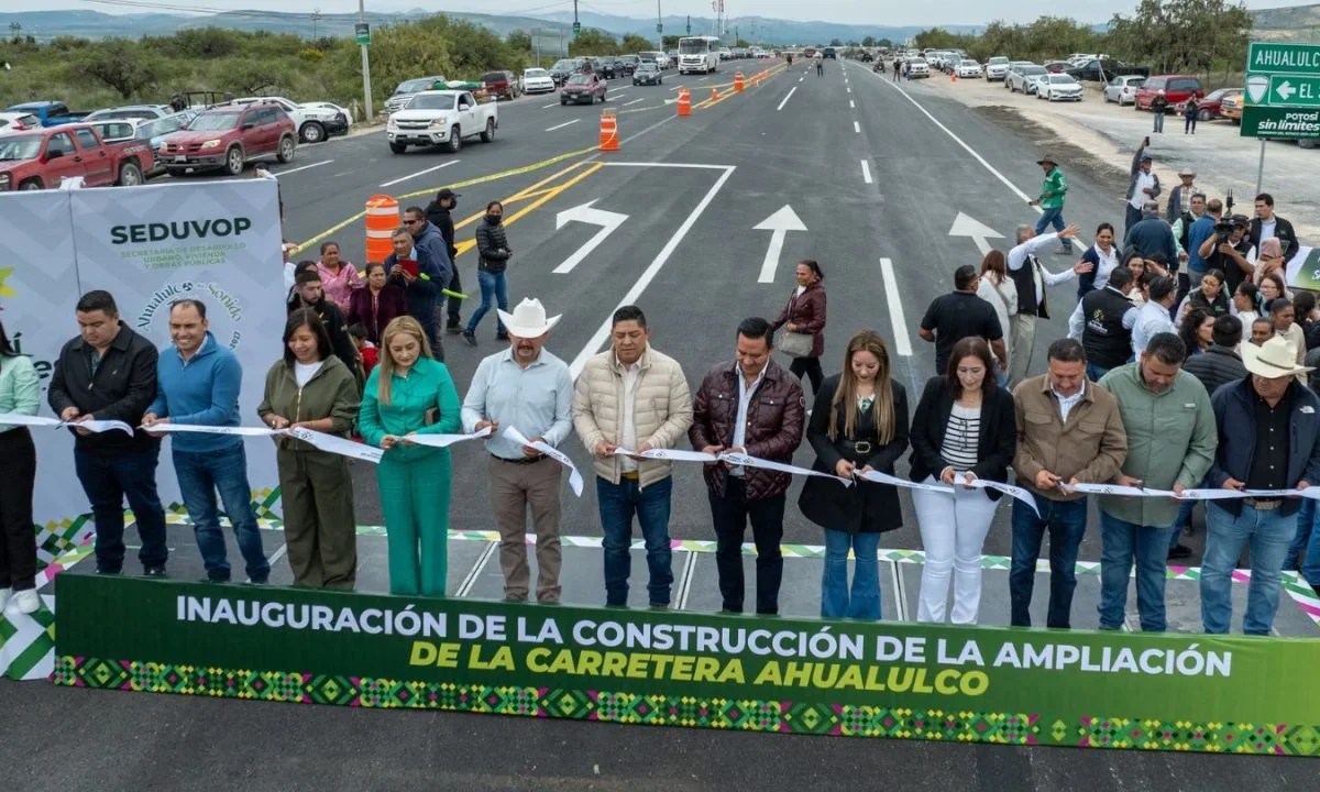 El Gobernador de San Luis Potosí, Ricardo Gallardo, inició las obras de un nuevo puente, más cómodo y más amplio en el río “La Parada”.