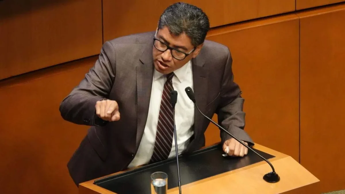 El senador Saúl Monreal acusa "fuerzas oscuras" contra él, pero no se cierra a otros partidos.