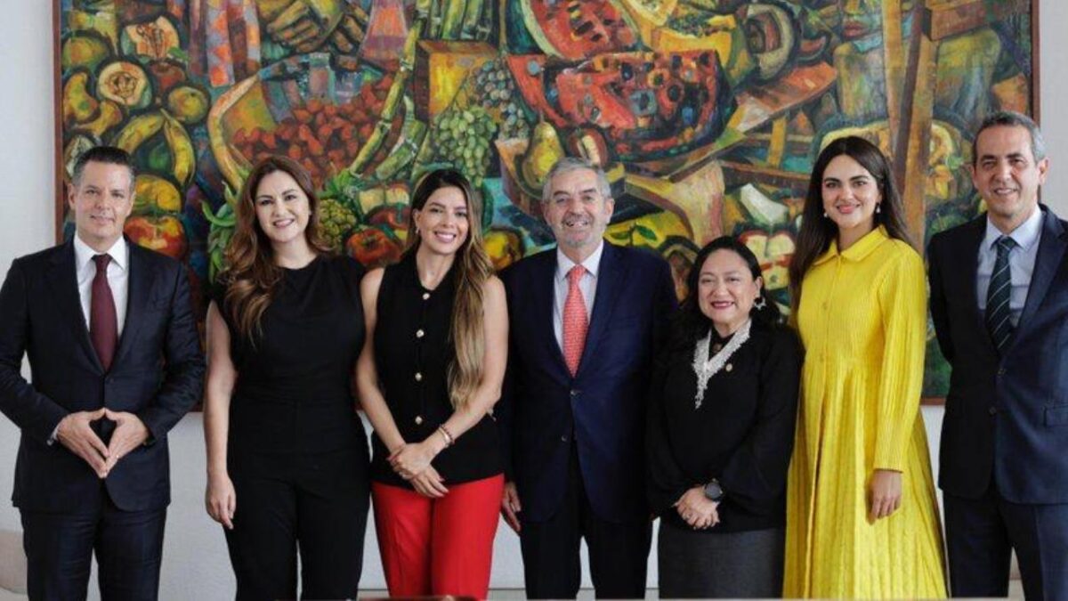 Senadores oficialistas se reúnen con el canciller Jun Ramón de la Fuente previo a su viaje a Washington, EU.
