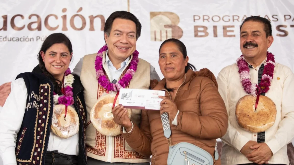 La SEP entregó tarjetas del Bienestar del programa La Escuela es Nuestra a madres, padres y familiares de estudiantes del Edomex.