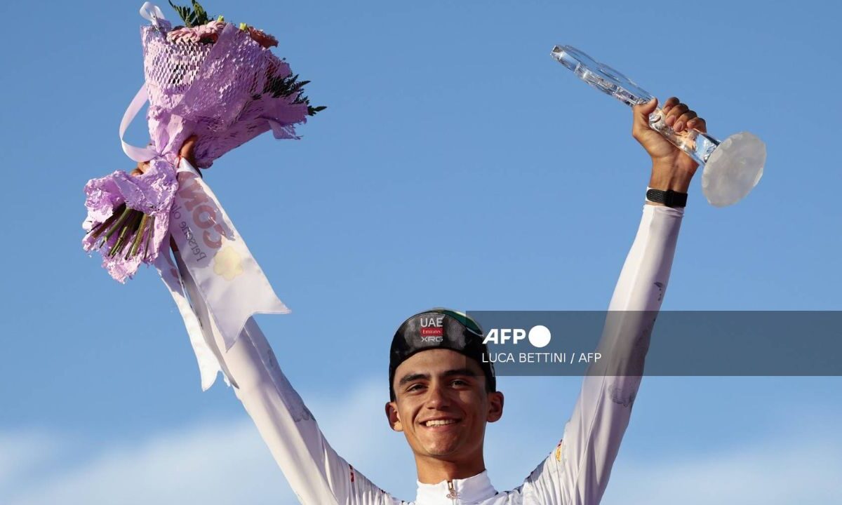 Sheinbaum felicita a Isaac del Toro por su participación en el Giro de Italia