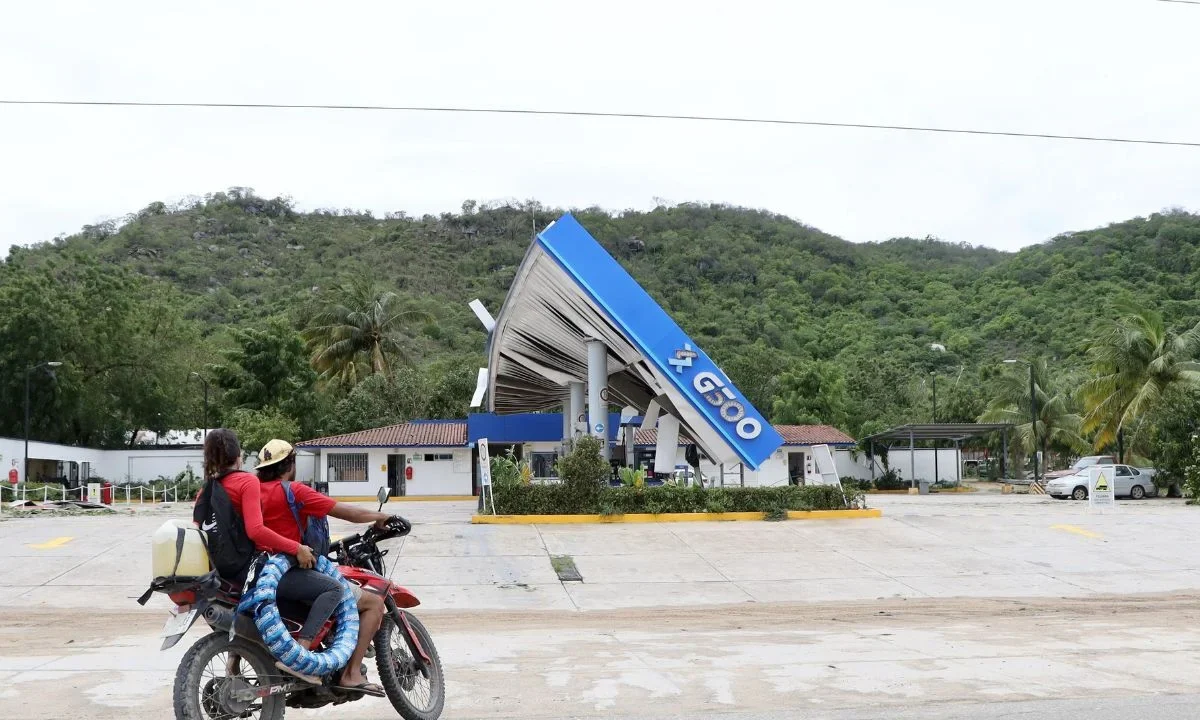 Daños a infraestructura de electricidad, caminos, salud, viviendas y comercios se registraron en las costas oaxaqueñas tras paso de Huracán Erick.