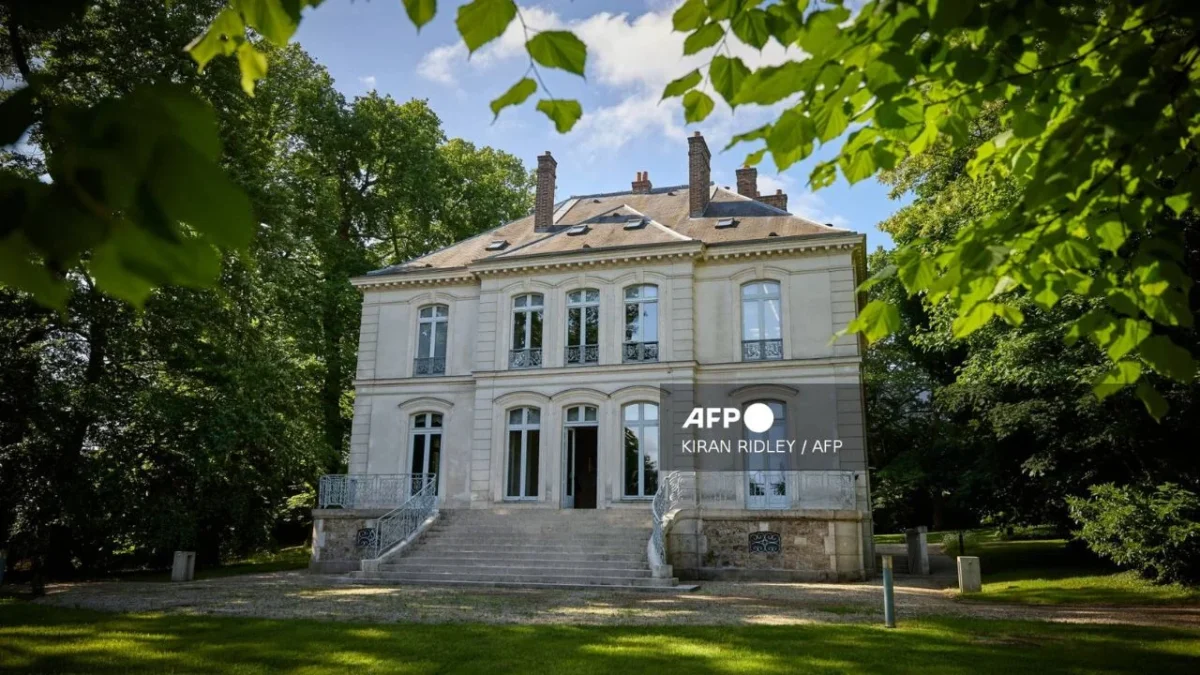 La casa de campo del siglo XIX del diseñador de moda Karl Lagerfeld en las afueras de París será subastada el próximo 1 de julio.