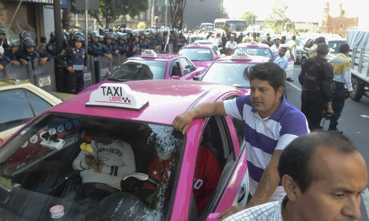 Decenas de taxistas salieron a las calles de la CDMX para manifestar su descontento contra las fotomultas.
